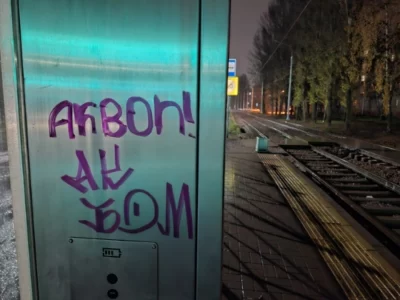 В Ярославле вандалы испортили новые трамвайные остановки