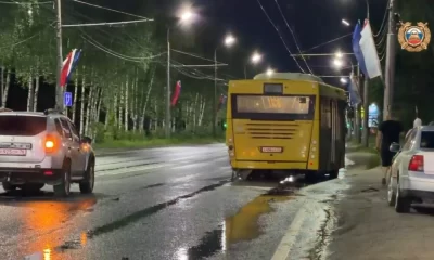 &laquo;Вырвало колесо&raquo;: в Ярославле в массовом ДТП с автобусом пострадал водитель иномарки