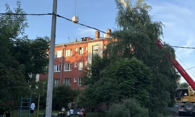 В центре Ярославля под контролем управдома обновляют крышу 95-летнего дома