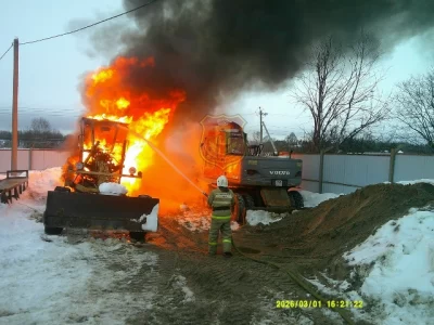 В Ярославской области сгорел дорожный грейдер