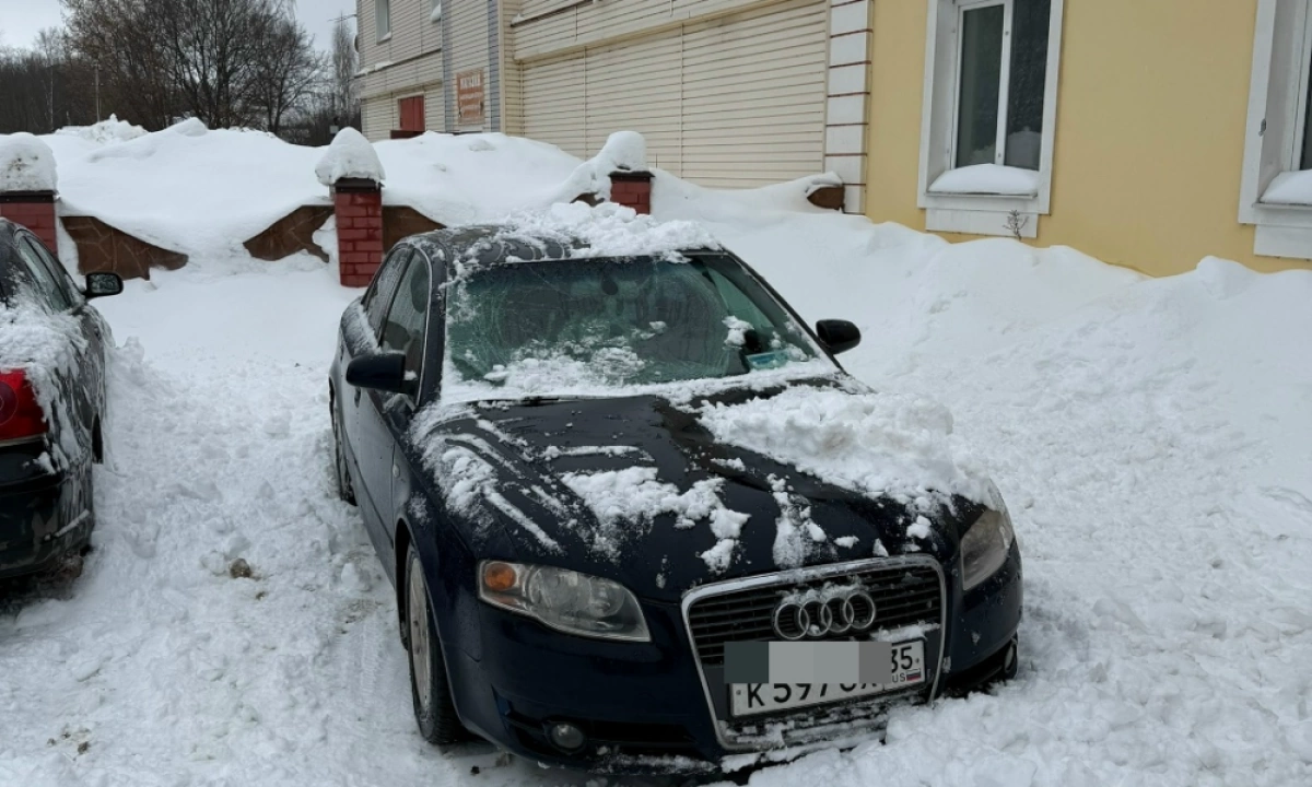 Гости Рыбинска рассказали о пострадавшем от схода снега автомобиле