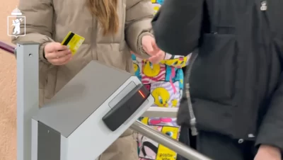 В одиннадцати школах Ярославля учеников будут пускать по банковским картам