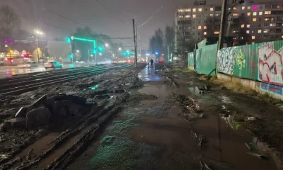 В Ярославле жители тонущей в грязи улицы скупают резиновые сапоги