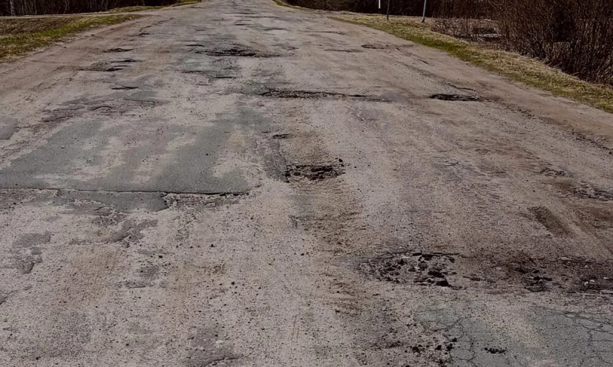 В Ярославской области водителя школьного автобуса предлагают наградить за фигурное вождение по ямам В Ярославской области водителя школьного автобуса предлагают наградить за фигурное вождение по ямам