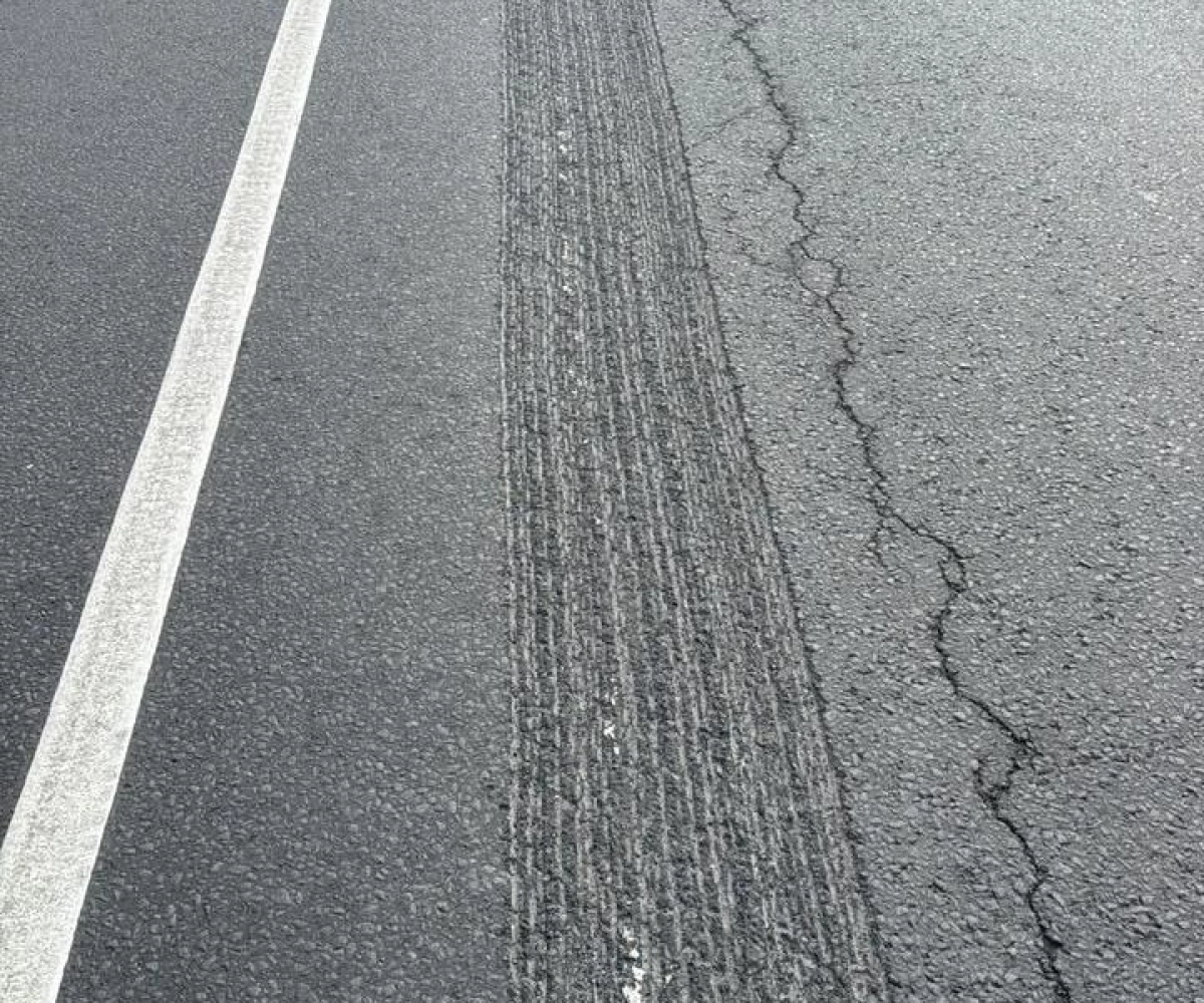 Мэрия Ярославля прокомментировала срезанную вместе с асфальтом разметку