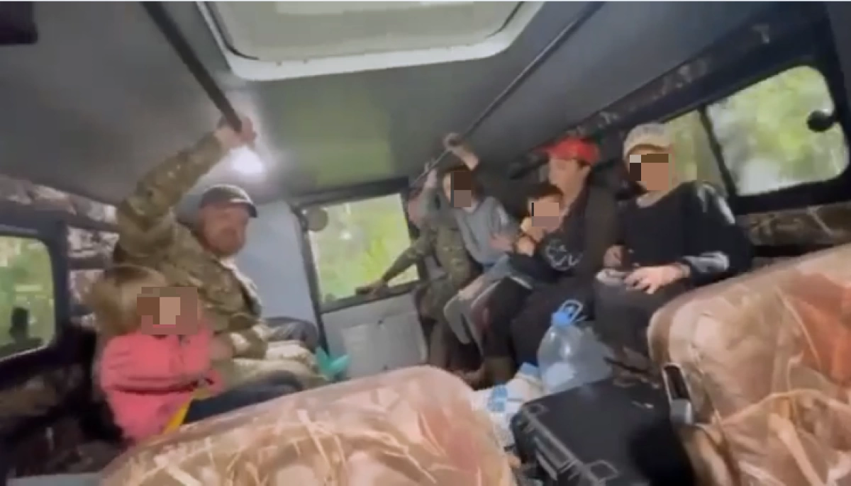 Многодетную маму с детьми нашли в Ярославской области после ночи в лесу Многодетную маму с детьми нашли в Ярославской области после ночи в лесу