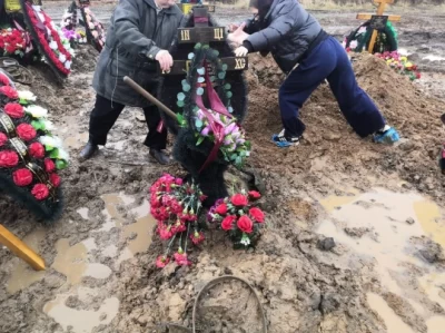 &laquo;Чуть обувь не потеряли&raquo;: в Ярославле новый сектор кладбища тонет в грязи
