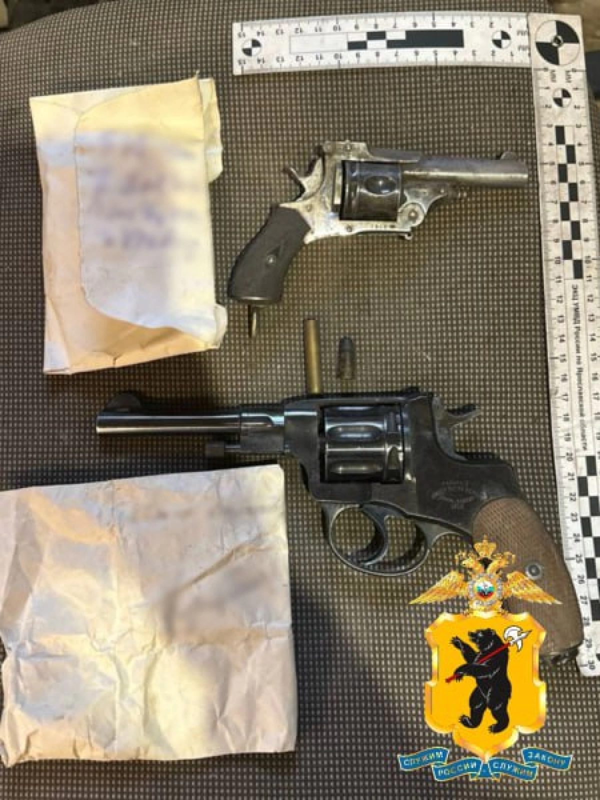 При ремонте в стене дома в центре Ярославля нашли дореволюционные револьверы