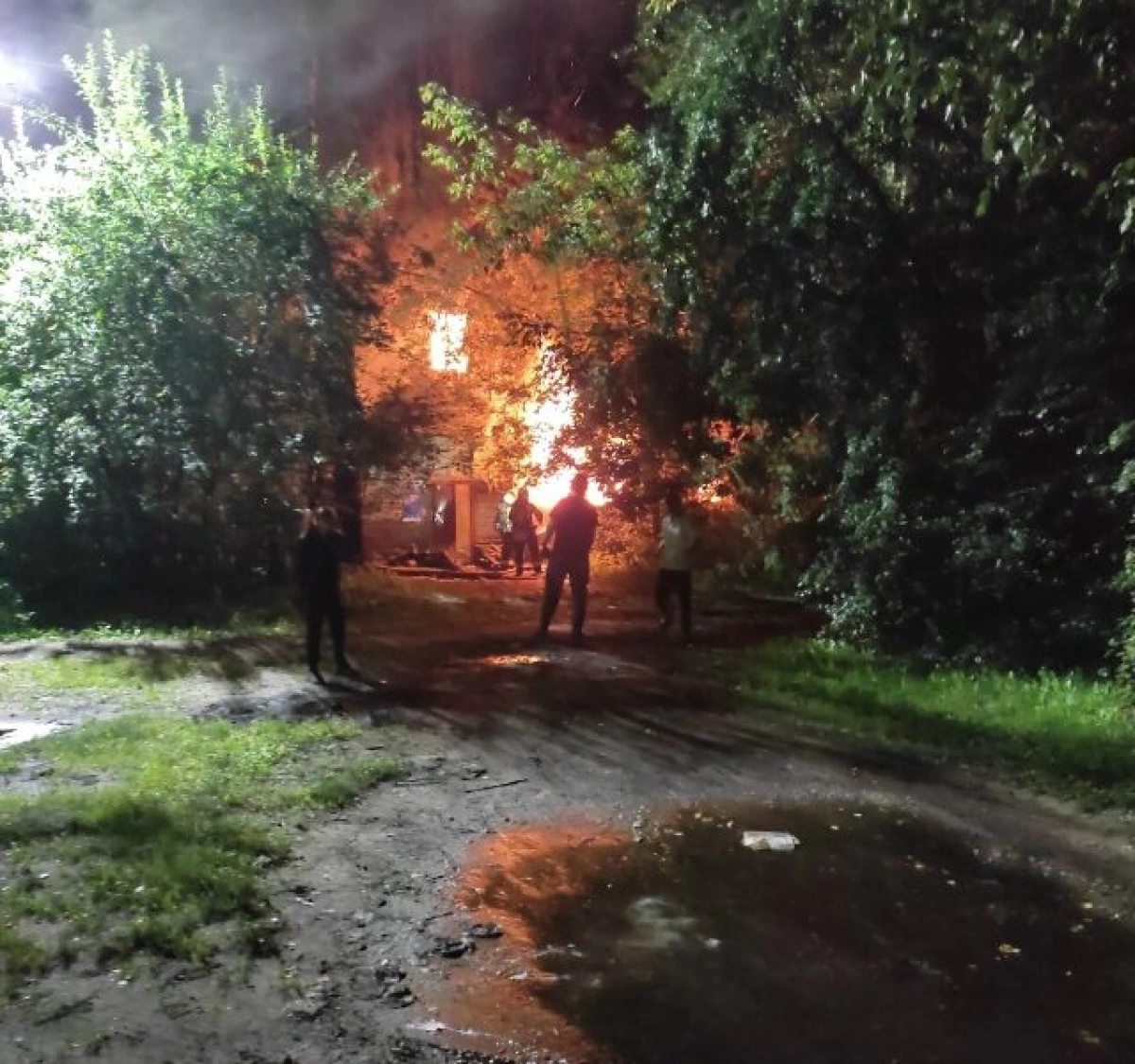 В Ярославле на месте будущей застройки высотками горел расселенный дом