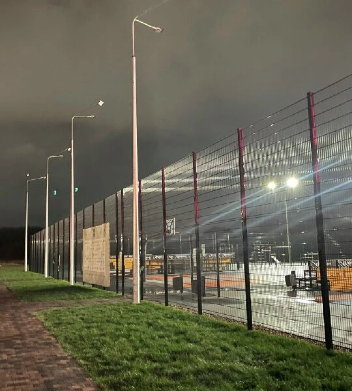 В Ярославле уличную баскетбольную площадку закрыли на цепь В Ярославле уличную баскетбольную площадку закрыли на цепь