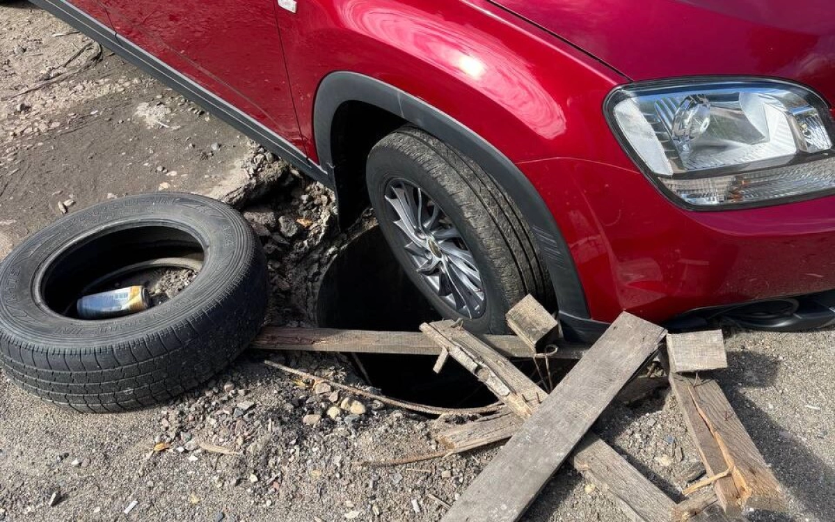 Автомобиль провалился в открытый колодец в Ярославле Автомобиль провалился в открытый колодец в Ярославле