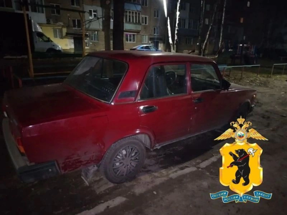 Пьяный ярославец напрыгал на чужом автомобиле на 110 тысяч рублей Пьяный ярославец напрыгал на чужом автомобиле на 110 тысяч рублей