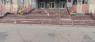 Крыльцо администрации Дзержинского района отремонтируют после обращения жителей