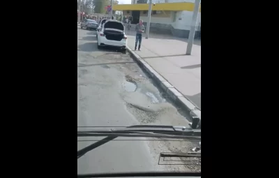 Водитель &laquo;Яавтобуса&raquo; показал огромные ямы у остановки