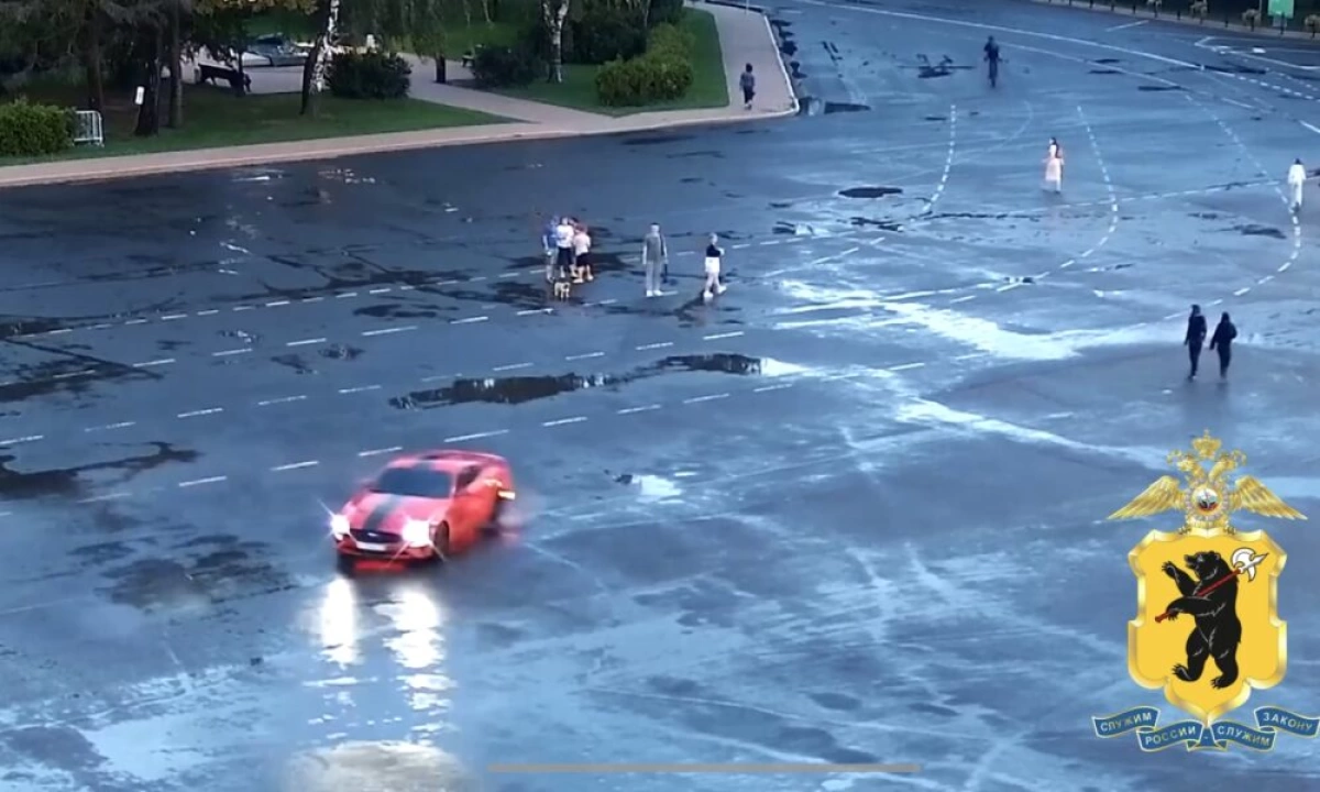 Ярославца задержали за дрифт на Советской площади