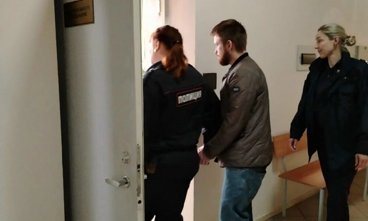 В Рыбинске взят под стражу курьер телефонных мошенников В Рыбинске взят под стражу курьер телефонных мошенников