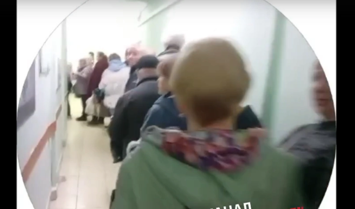 Огромную очередь в брагинской поликлинике объяснили сбоем в серверной