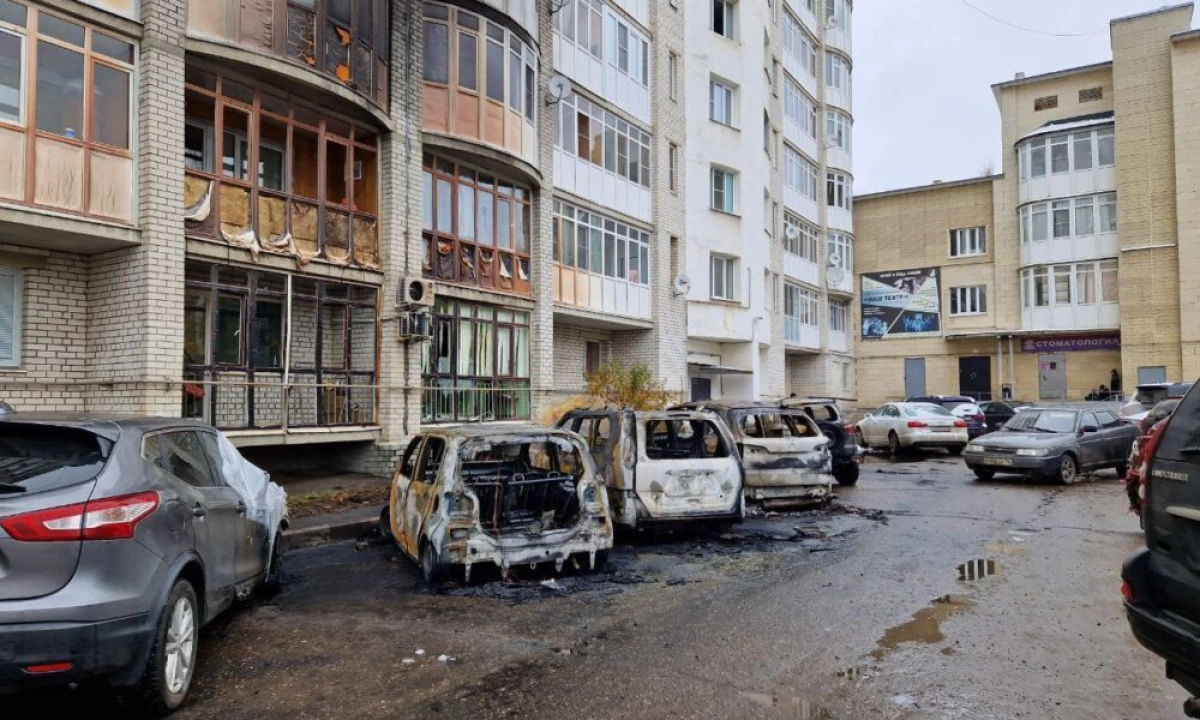 Пострадали балконы: в Ярославле вынесен приговор поджигателям автомобилей Пострадали балконы: в Ярославле вынесен приговор поджигателям автомобилей