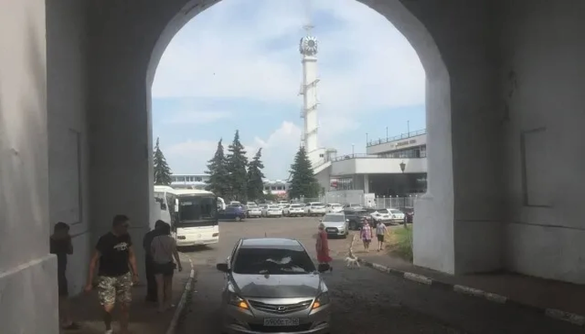 Мэрия Ярославля оплатит кирпич, упавший с моста на автомобиль Мэрия Ярославля оплатит кирпич, упавший с моста на автомобиль