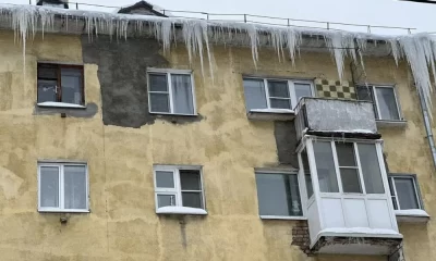 В Ярославле с оттепелью &laquo;поехали&raquo; сугробы и глыбы льда с крыш