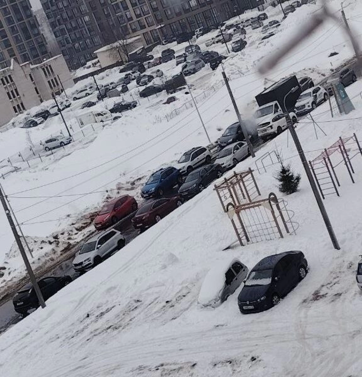 В Ярославле жители многоэтажек и посетители областной больницы не поделили дорогу