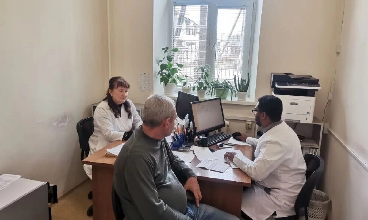 В Ярославской области в поселковую поликлинику устроился врач-терапевт из Индии