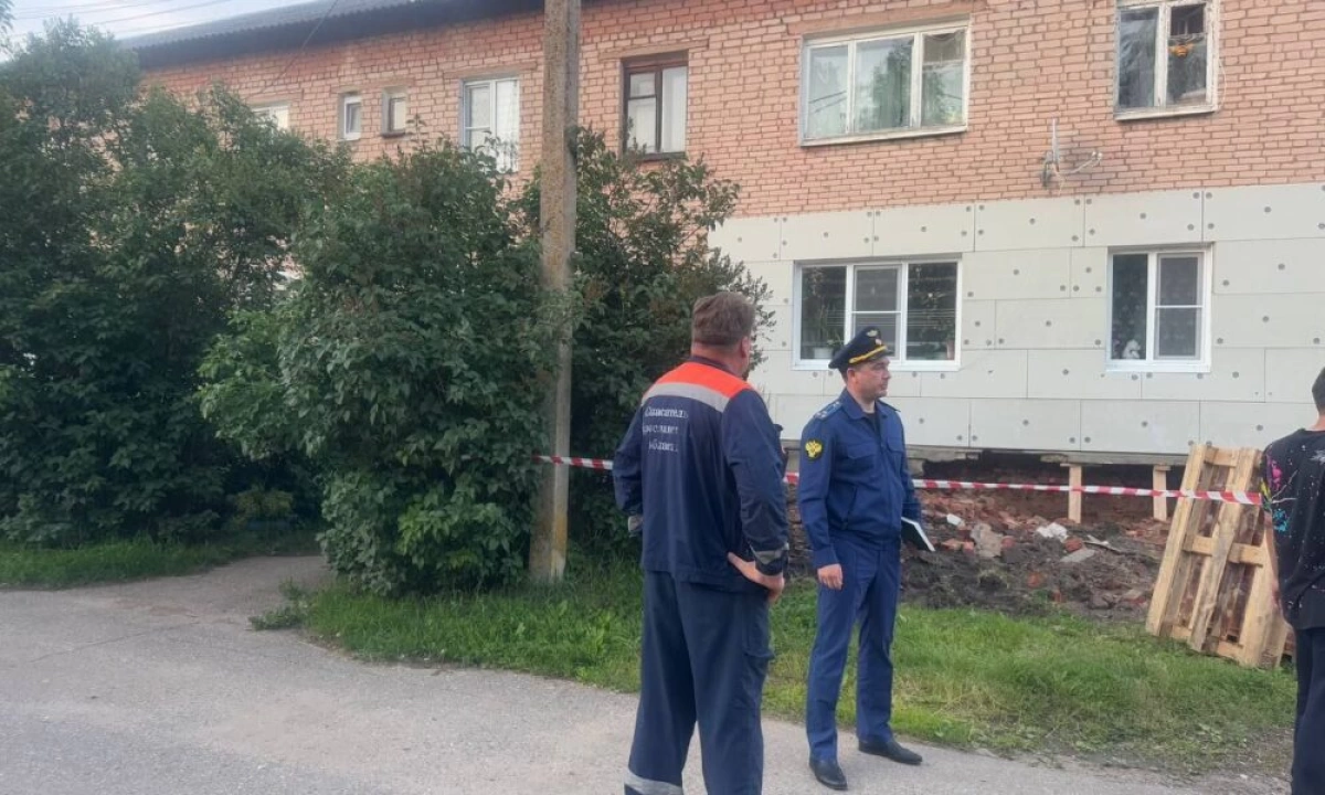 Дом в Переславле-Залесском: Жильцы в Неведении После Обрушения Фасада Дом в Переславле-Залесском: Жильцы в Неведении После Обрушения Фасада