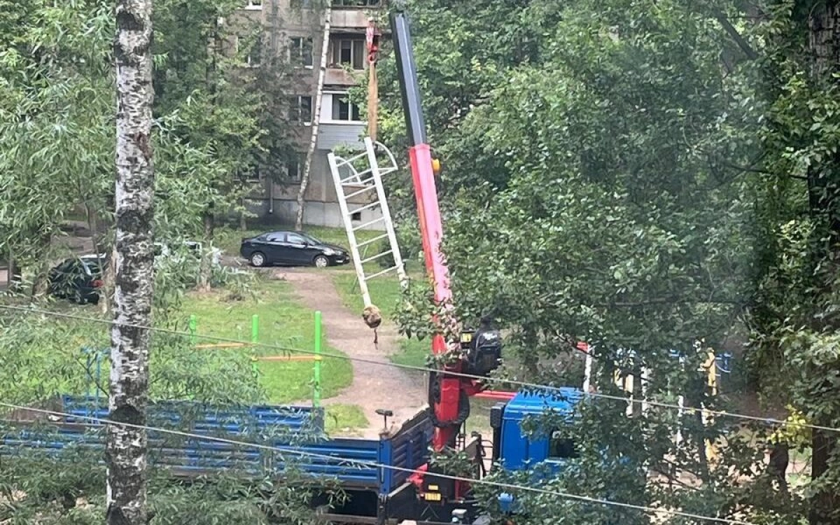 В Ярославле демонтировали детский городок вместо ремонта В Ярославле демонтировали детский городок вместо ремонта