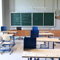 В Ярославле предлагают сделать оклады педагогов не ниже МРОТ