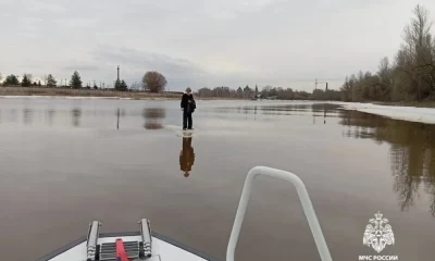 В Ярославле с дрейфующей льдины сняли подростка