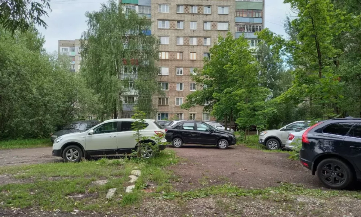 Жительница Ярославля сумела отменить выписанный штраф за парковку на газоне