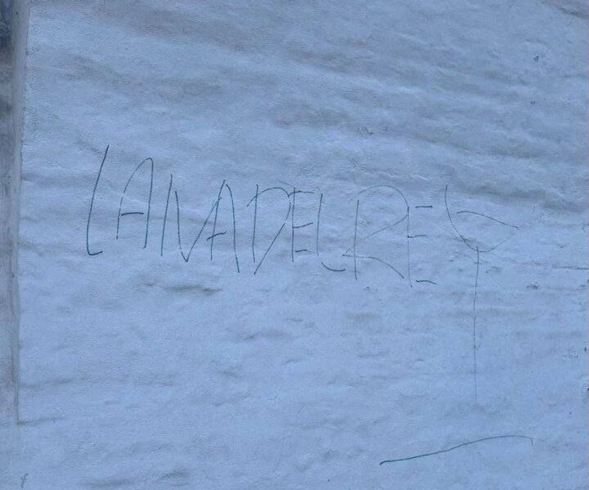 В Ярославле вандал повредил стену музея-заповедника В Ярославле вандал повредил стену музея-заповедника