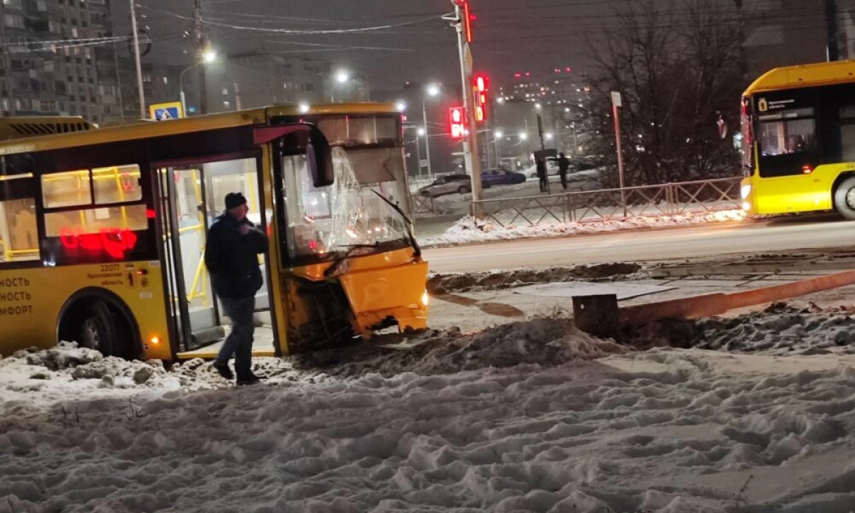 «Раздавил человека»: «Яавтобус» снес столб и наехал на женщину-пешехода «Раздавил человека»: «Яавтобус» снес столб и наехал на женщину-пешехода