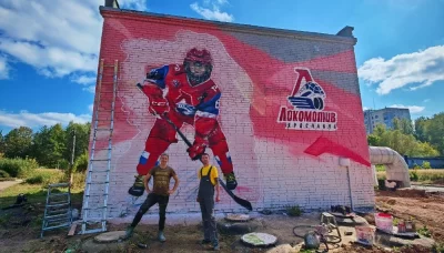 В Ярославле рядом с аллеей Ивана Ткаченко появилось посвященное &laquo;Локомотиву&raquo; граффити &nbsp;