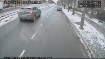 Кинули кусок льда: школьники остановили движение &laquo;Ятрамваев&raquo;