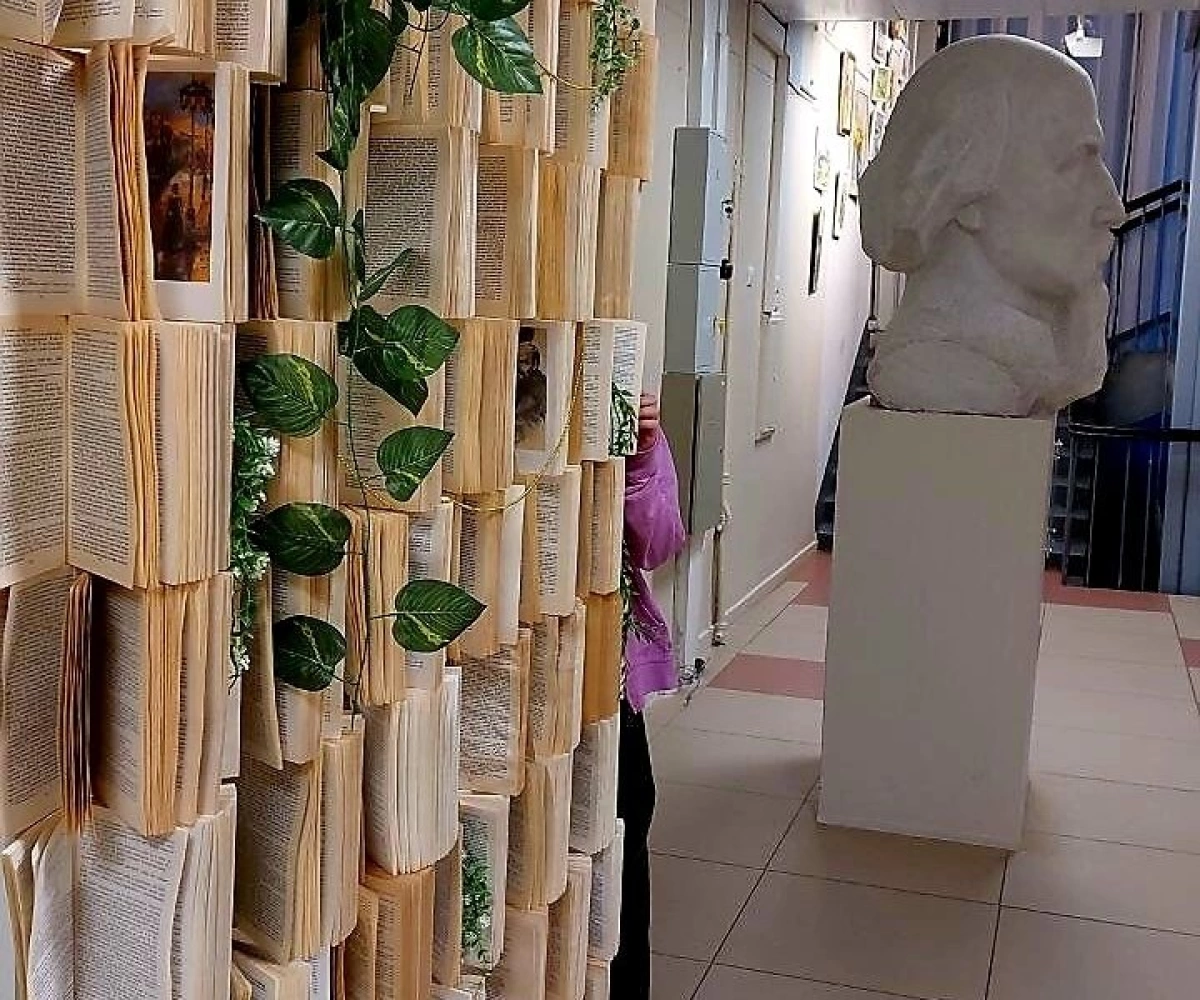 Ярославну возмутила инсталляция из разорванных книг в областной библиотеке Ярославну возмутила инсталляция из разорванных книг в областной библиотеке