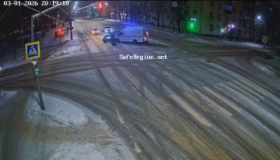 В Ярославле попавшая в ДТП &laquo;Скорая&raquo; едва не сбила людей на тротуаре