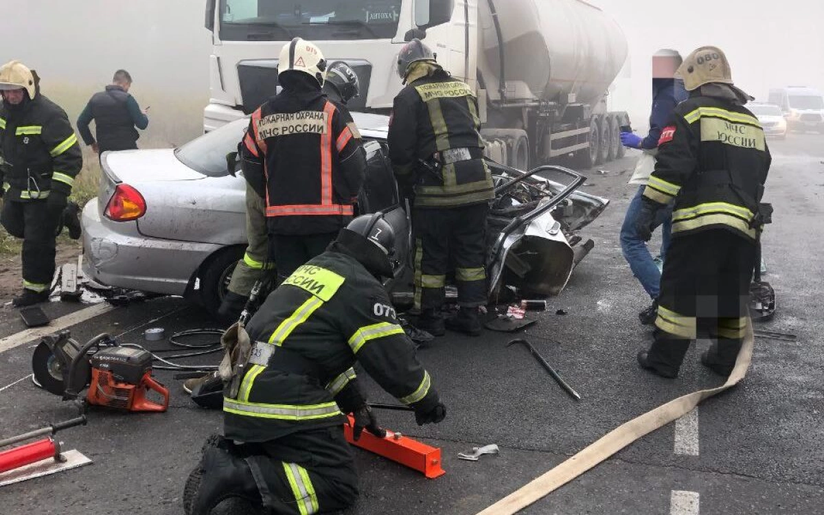 Рыбинские пожарные спасли людей из покореженной легковушки Рыбинские пожарные спасли людей из покореженной легковушки